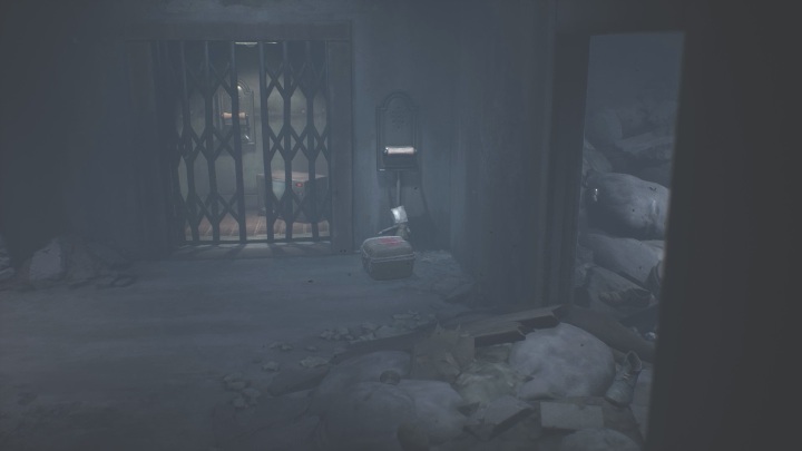 Następnie dostań się do windy (musisz po prostu podłożyć coś pod dźwignię, aby do niej doskoczyć) - Little Nightmares 2: Budynek - solucja, opis przejścia - Little Nightmares 2 - poradnik do gry