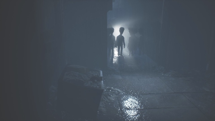 Gdy znajdziesz się na ulicy, zobaczysz tłum ludzi - Little Nightmares 2: Sklep i ucieczka - solucja, opis przejścia - Little Nightmares 2 - poradnik do gry