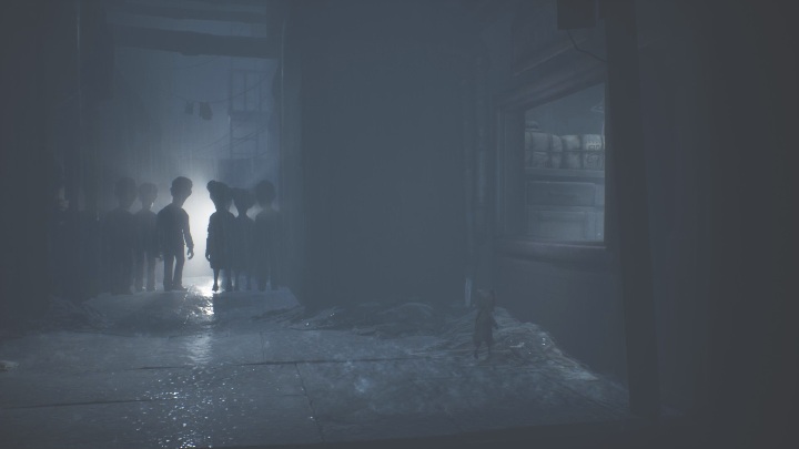 Twoim zadaniem jest wskoczenie przez okno, a następnie wykonanie szaleńczego biegu, aby przeciwnicy nie pozbawili Cię życia - Little Nightmares 2: Sklep i ucieczka - solucja, opis przejścia - Little Nightmares 2 - poradnik do gry