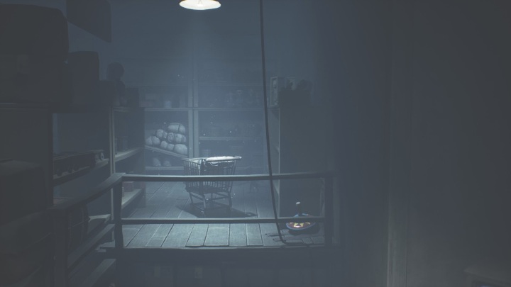 Aby przejść dalej, musisz zepchnąć wózek na dolną część - Little Nightmares 2: Sklep i ucieczka - solucja, opis przejścia - Little Nightmares 2 - poradnik do gry