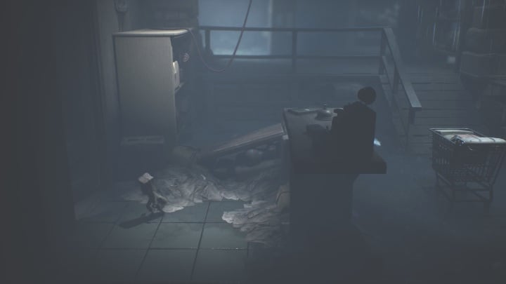 Skręć w lewo i wskocz na półki, aby dostać się do szybu wentylacyjnego - Little Nightmares 2: Sklep i ucieczka - solucja, opis przejścia - Little Nightmares 2 - poradnik do gry