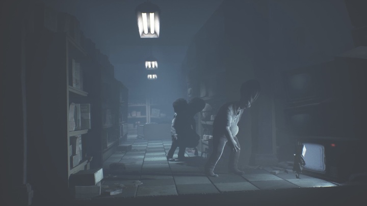 Dobiegnij do kolejnego telewizora i przenieś się do kolejnej części mapy - Little Nightmares 2: Sklep i ucieczka - solucja, opis przejścia - Little Nightmares 2 - poradnik do gry