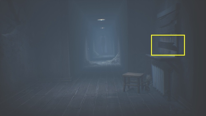 Jednak gdy tylko wybiegniesz na korytarz, dociągnij stołek i dostań się do okna - Little Nightmares 2: Sklep i ucieczka - solucja, opis przejścia - Little Nightmares 2 - poradnik do gry