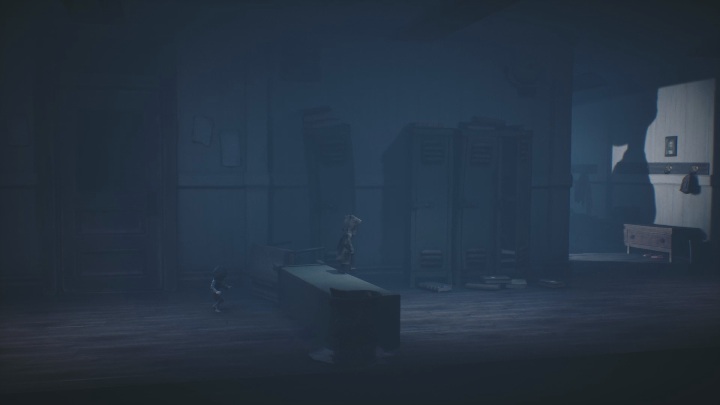 Po wyjściu z części sypialnianej trafisz na szkolny korytarz - Little Nightmares 2: Szkoła - solucja, opis przejścia - Little Nightmares 2 - poradnik do gry