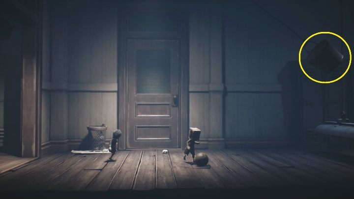 Już na starcie możesz dostać po głowie wiadrem - Little Nightmares 2: Szkoła - solucja, opis przejścia - Little Nightmares 2 - poradnik do gry