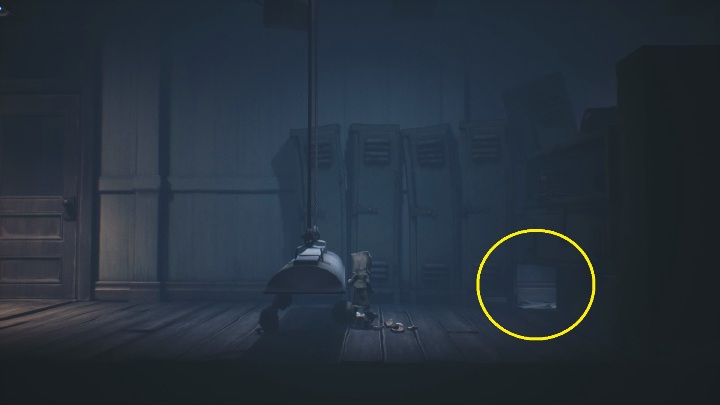 Idąc dalej musisz przecisnąć się pod lampą, a następnie wczołgać się w dziurę, pomiędzy szafkami - Little Nightmares 2: Szkoła - solucja, opis przejścia - Little Nightmares 2 - poradnik do gry