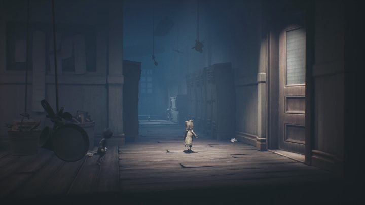 Twoja trasa nagle zmieni swój kierunek, nie musisz iść w prawo, a w głąb korytarza - Little Nightmares 2: Szkoła - solucja, opis przejścia - Little Nightmares 2 - poradnik do gry