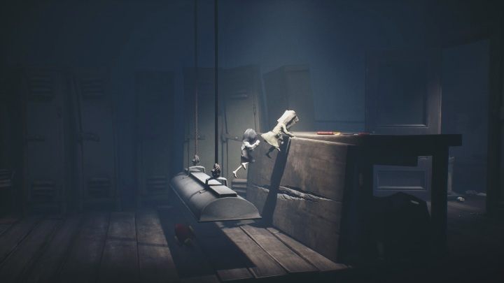 Potrzebujesz tej lampy, aby dostać się dalej - Little Nightmares 2: Szkoła - solucja, opis przejścia - Little Nightmares 2 - poradnik do gry