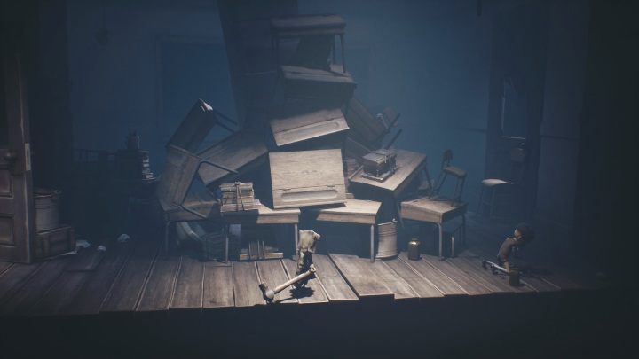 Młotem musisz niszczyć okolicznych przeciwników - Little Nightmares 2: Szkoła - solucja, opis przejścia - Little Nightmares 2 - poradnik do gry