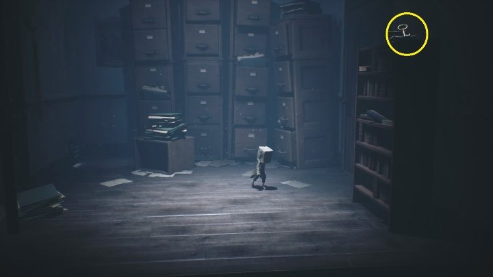 Klucz znajduje się na szafce; aby się do niego dostać, musisz po prostu ją przewrócić - Little Nightmares 2: Szkoła - solucja, opis przejścia - Little Nightmares 2 - poradnik do gry
