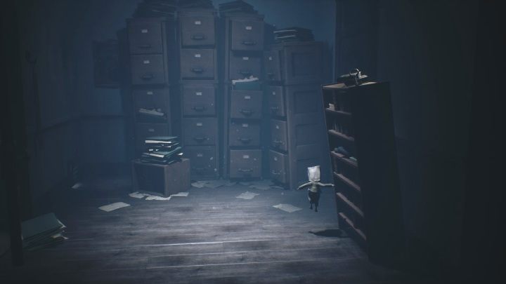 Zacznij się wspinać na szafkę z książkami - Little Nightmares 2: Szkoła - solucja, opis przejścia - Little Nightmares 2 - poradnik do gry