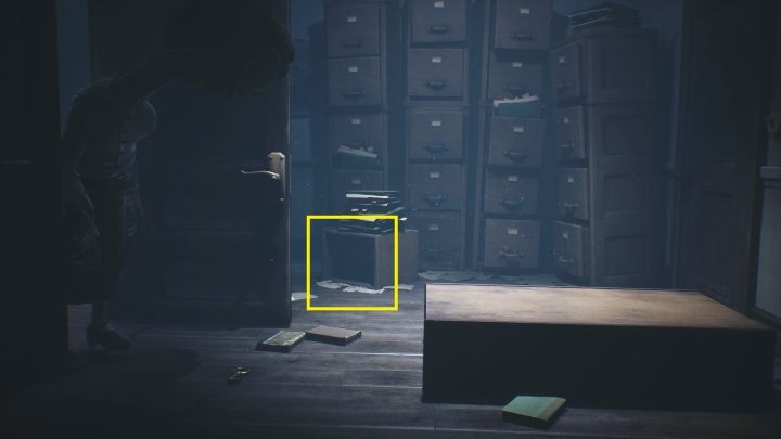 Jeśli chcesz się przed nią schować, musisz wbiec w karton leżący przy półkach na dokumenty - Little Nightmares 2: Szkoła - solucja, opis przejścia - Little Nightmares 2 - poradnik do gry
