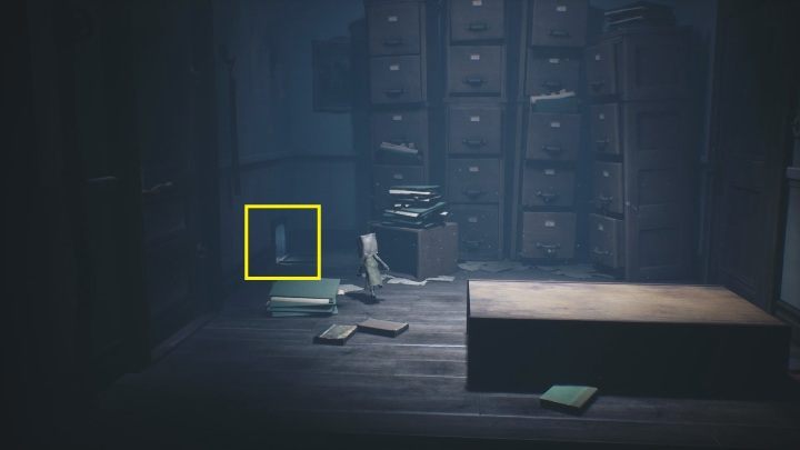 Zamknięcie drzwi przez kobietę spowoduje, że otworzy się przejście - Little Nightmares 2: Szkoła - solucja, opis przejścia - Little Nightmares 2 - poradnik do gry