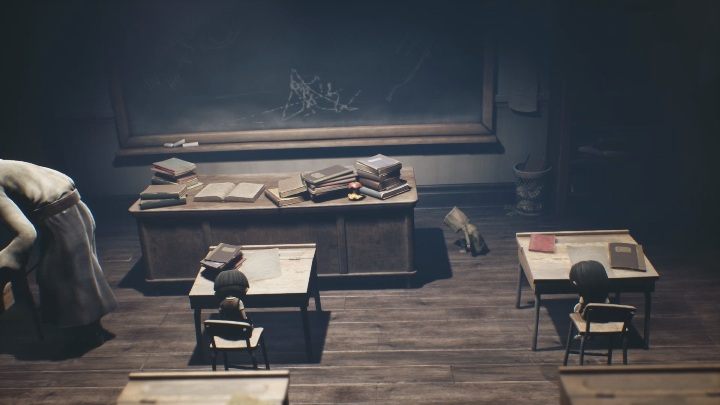 Idealnym miejscem na kryjówkę będzie biurko - Little Nightmares 2: Szkoła - solucja, opis przejścia - Little Nightmares 2 - poradnik do gry