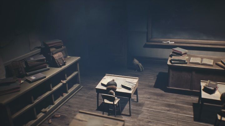 Poczekaj na moment, gdy nauczycielka zniknie po lewej stronie ekranu - Little Nightmares 2: Szkoła - solucja, opis przejścia - Little Nightmares 2 - poradnik do gry