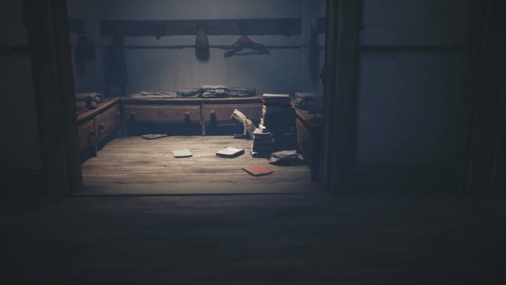 Po szaleńczym biegu musisz schować się w szatni, za książkami i ubraniami - Little Nightmares 2: Szkoła - solucja, opis przejścia - Little Nightmares 2 - poradnik do gry
