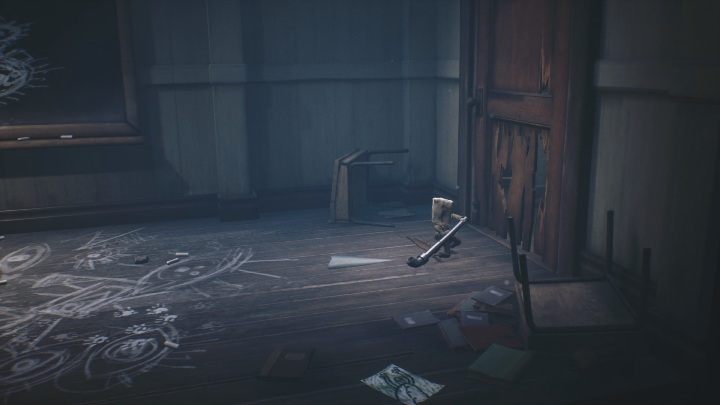 Wykorzystując rurę, musisz rozbić drzwi, aby przedostać się dalej - Little Nightmares 2: Szkoła - solucja, opis przejścia - Little Nightmares 2 - poradnik do gry
