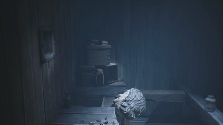 Gdy tylko wypadniesz z szybu wentylacyjnego, podbiegnij do pudła, leżącego w lewym kącie - Little Nightmares 2: Szkoła - solucja, opis przejścia - Little Nightmares 2 - poradnik do gry
