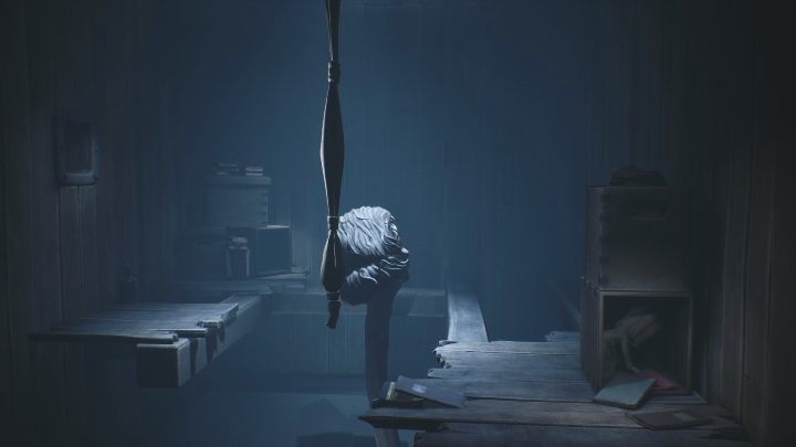 Po wybiegnięciu z jednego pudełka, musisz udać się do drugiego - tam również nauczycielka cię nie znajdzie - Little Nightmares 2: Szkoła - solucja, opis przejścia - Little Nightmares 2 - poradnik do gry