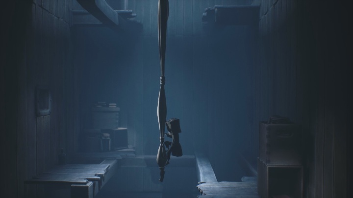 Gdy nauczycielka zniknie z twojego pola widzenia, wskocz na zawiniętą pościel i szybko wespnij się na piętro wyżej - Little Nightmares 2: Szkoła - solucja, opis przejścia - Little Nightmares 2 - poradnik do gry