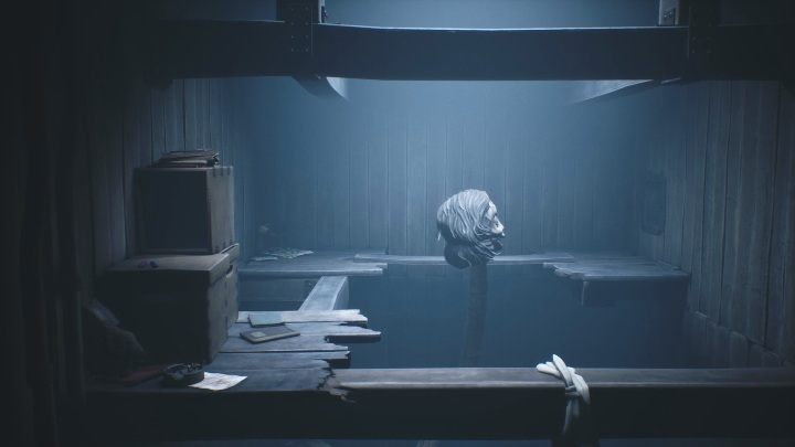 Popchnij deskę i od razu pobiegnij za skrzynię, ukrytą w lewym kącie - Little Nightmares 2: Szkoła - solucja, opis przejścia - Little Nightmares 2 - poradnik do gry