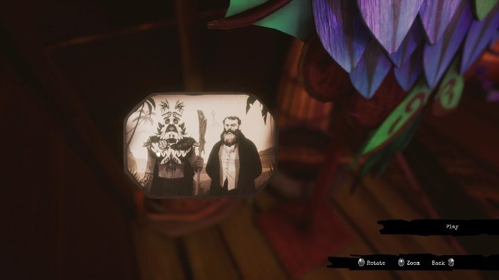 Zdjęcie znajdziecie w rogu pokoju, zaraz za kolorowym przedmiotem i obok drewnianego kosza - Call of the Sea: Rozdział 2, Ekspedycja Everharta - sekrety - Call of the Sea - poradnik do gry