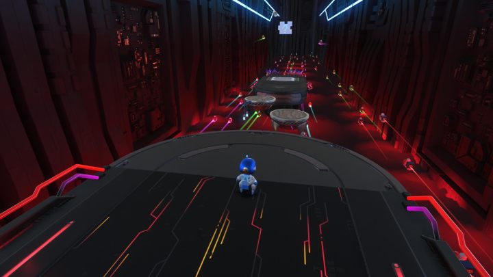 Po rozpoczęciu poziomu odwróć się do tyłu - Astros Playroom: Turbo-trasa - solucja, opis przejścia - Astros Playroom - poradnik do gry