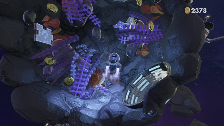 Zbierz wszystkie monety na okrągłej platformie i pociągnij za kable, aby ponownie ubrać się w kombinezon rakietowy - Astros Playroom: Orbital przeszkody - solucja, opis przejścia - Astros Playroom - poradnik do gry