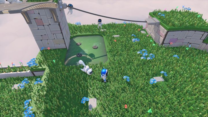 Po trawie biega bot o wyglądzie wiewiórki - Astros Playroom: Wietrzna brama - solucja, opis przejścia - Astros Playroom - poradnik do gry
