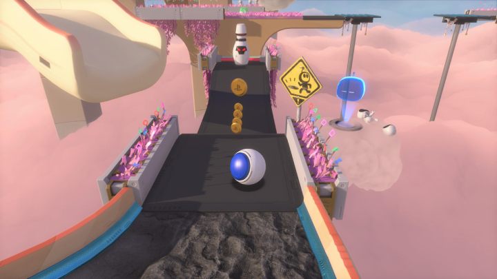 Ustaw się na środku rampy i zjedź w dół zbijając duży kręgiel - Astros Playroom: Pola szybkości - solucja, opis przejścia - Astros Playroom - poradnik do gry