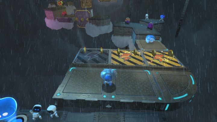 Poczekaj aż platforma z lewej zmieni kolor na szary - Astros Playroom: Elektryczna chmura - solucja, opis przejścia - Astros Playroom - poradnik do gry