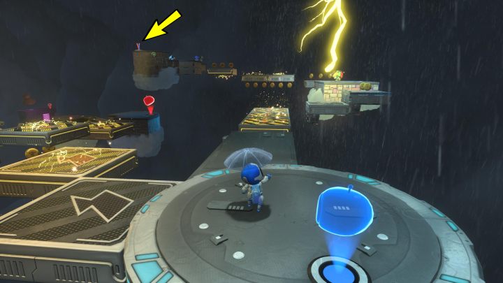 Przy punkcie kontrolnym idź najpierw w lewo, aż dotrzesz do wystających kabli w podłodze - Astros Playroom: Elektryczna chmura - solucja, opis przejścia - Astros Playroom - poradnik do gry