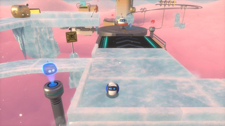 Przed wejściem na platformę skorzystaj z wąskiej drogi po lewej stronie - Astros Playroom: Aleja flipperów - solucja, opis przejścia - Astros Playroom - poradnik do gry