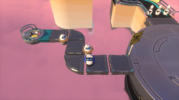 Przejedź ostrożnie po drodze, omijając bumpery, o które możesz się odbić i spaść w dół - Astros Playroom: Aleja flipperów - solucja, opis przejścia - Astros Playroom - poradnik do gry