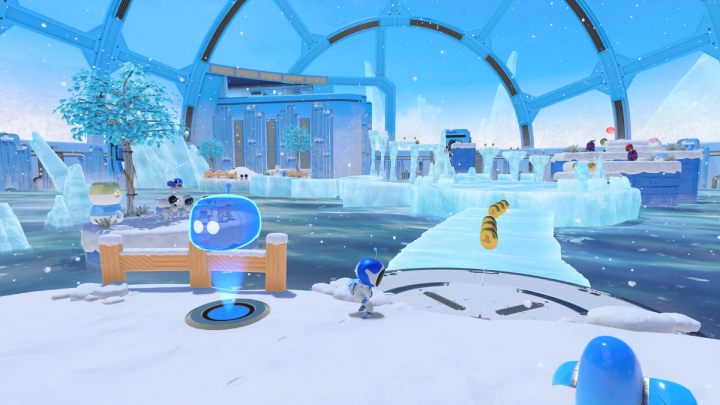 Wejdź na lodowy most, a następnie przeskocz na małą wyspę po lewej stronie i zabierz monety z pojemników - Astros Playroom: Polarne kry - solucja, opis przejścia - Astros Playroom - poradnik do gry