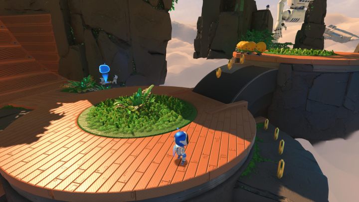 Dokładnie przeszukaj teren, przy okrągłej platformie znajdziesz kilka monet - Astros Playroom: Ruiny raytrace - solucja, opis przejścia - Astros Playroom - poradnik do gry