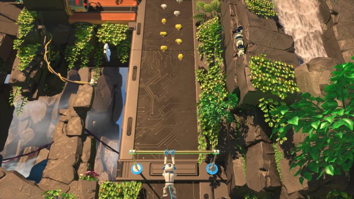 Przejdź na lewy skraj drążka, rozbujaj się, aż naładujesz wysoki skok i puść L2 i R2 - Astros Playroom: Góra płyta główna - solucja, opis przejścia - Astros Playroom - poradnik do gry