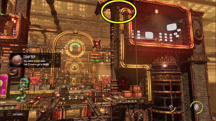 Celujemy Bouncy Candy w otwór w lewej ścianie budynku zaznaczony na obrazku - Oddworld Soulstorm: Odblokowanie platformy w Workzone 1, Feeco Depot - solucja - Oddworld Soulstorm - poradnik do gry