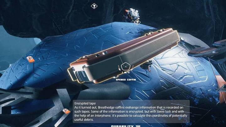 W niektórych trumnach (klucz do ich otwierania pozyskacie w drugim rozdziale, w ramach głównego wątku fabularnego) znaleźć można zaszyfrowane taśmy - Breathedge: Zaszyfrowane taśmy - do czego służą? - Breathedge - poradnik do gry