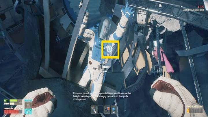 Latarka przyczepiona jest do zwłok gościa w niebieskim kombinezonie: zbadaj ją - Breathedge: Latarka - ulepszenie ekwipunku - Breathedge - poradnik do gry