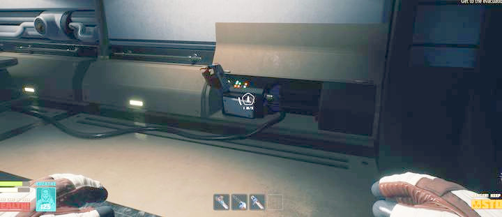 Najpierw pozbądź się wiertarki w skrzynce elektrycznej w rogu pomieszczenia - Breathedge: Rozdział 1, Lost in Space - solucja, opis przejścia - Breathedge - poradnik do gry