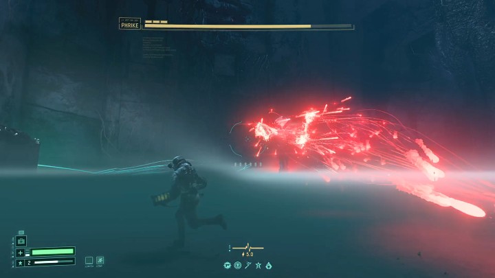 Phrike potrafi wystrzeliwać ze swoich trzech rąk serie czerwonych pocisków, które nie są w 100% naprowadzane, ale mogą nieco zmienić trajektorię lotu, aby trafić w cel - Returnal: Phrike - boss, jak pokonać? - Returnal - poradnik do gry