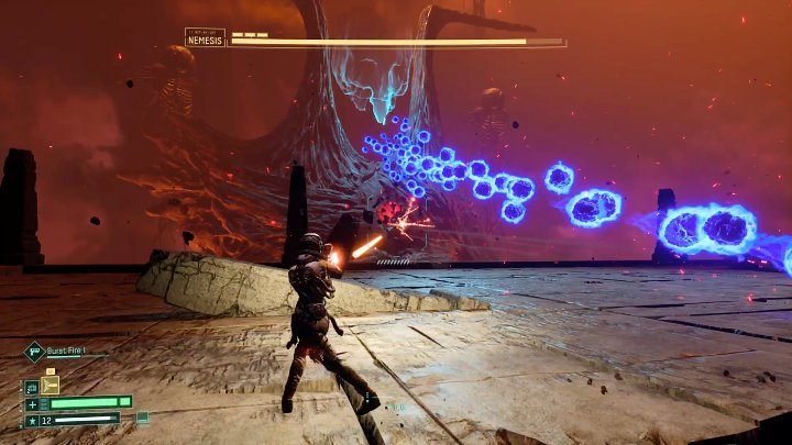 Nemesis będzie wystrzeliwać serię niebieskich kul, którymi może sterować nieco na boki, dlatego bardzo ważne jest, aby pozostać w ciągłym ruchu, co pozwoli Wam uniknąć trafienia - Returnal: Nemesis - boss, jak pokonać? - Returnal - poradnik do gry