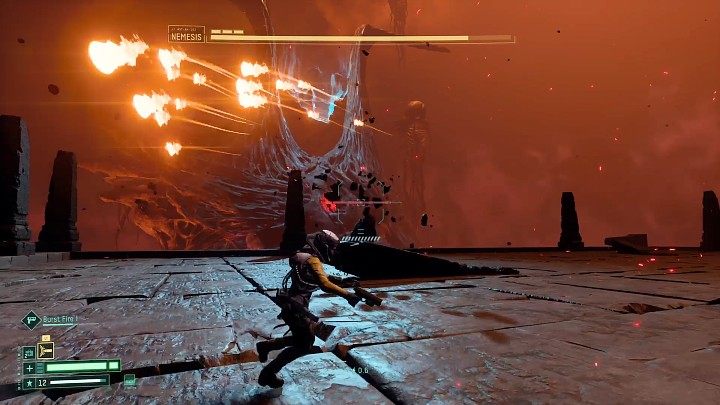 Nemesis może także przekształcić energię w serię małych pomarańczowych pocisków, które lecą z dużą prędkością i pod koniec mogą nieco zmienić swój kierunek lotu - Returnal: Nemesis - boss, jak pokonać? - Returnal - poradnik do gry