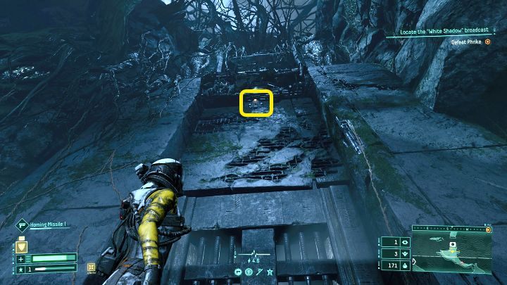 W pobliżu pomieszczenia z kratami zawsze znajduje się charakterystyczny przełącznik z mrugającym żółto-czerwonym światłem, który należy zlokalizować, a następnie w niego strzelić, by uruchomić mechanizm otwierający bramę - Returnal: Przedmioty za kratami - jak dotrzeć? - Returnal - poradnik do gry