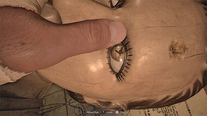 Kontynuujcie oględziny lalki - Resident Evil Village: House Beneviento, Zagadka z 3 medalionami - rozwiązanie - Resident Evil Village - poradnik do gry