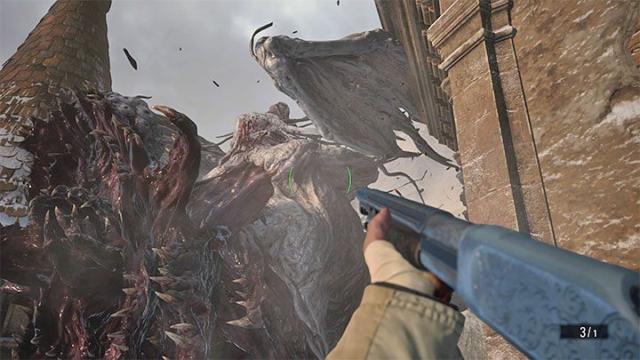 Boss docelowo powróci na balkoniki wieży i musicie powtarzać opisane wcześniej kroki - trafiać w Lady Dimitrescu i wycofać się zanim potwór rozpocznie rzut do przodu / szarżę - Resident Evil Village: Lady Dimitrescu, główny pojedynek - boss, jak pokonać? - Resident Evil Village - poradnik do gry