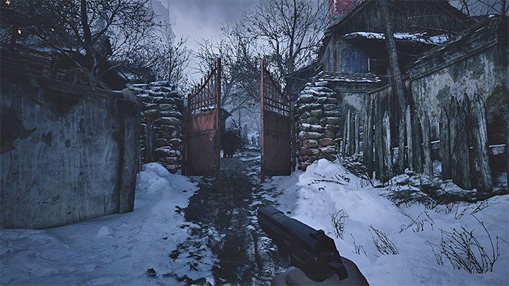 Po zakończonej bitwie warto na spokojnie zbadać cały obszar walk po to żeby pozbierać jak najwięcej lootu - Resident Evil Village: Pierwsza bitwa w wiosce/Village Square - solucja - Resident Evil Village - poradnik do gry