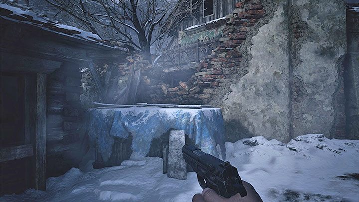 Pozostańcie w chatce, w której ukrywają się Elena i Leonardo i skorzystajcie z okiennicy żeby dostać się na podwórko na jej tyłach - Resident Evil Village: Dom Luizy/Luizas House - solucja, opis przejścia - Resident Evil Village - poradnik do gry