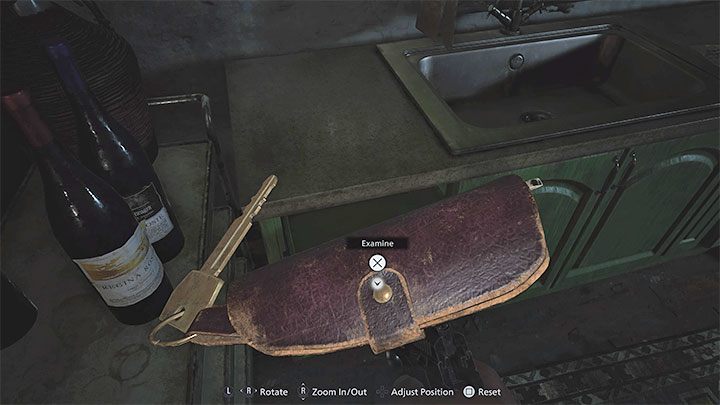 Nie zamykajcie podglądu pozyskanego klucza, gdyż odnaleziony przedmiot trzeba dokładniej obejrzeć (opcja Examine) - Resident Evil Village: Dom Luizy/Luizas House - solucja, opis przejścia - Resident Evil Village - poradnik do gry
